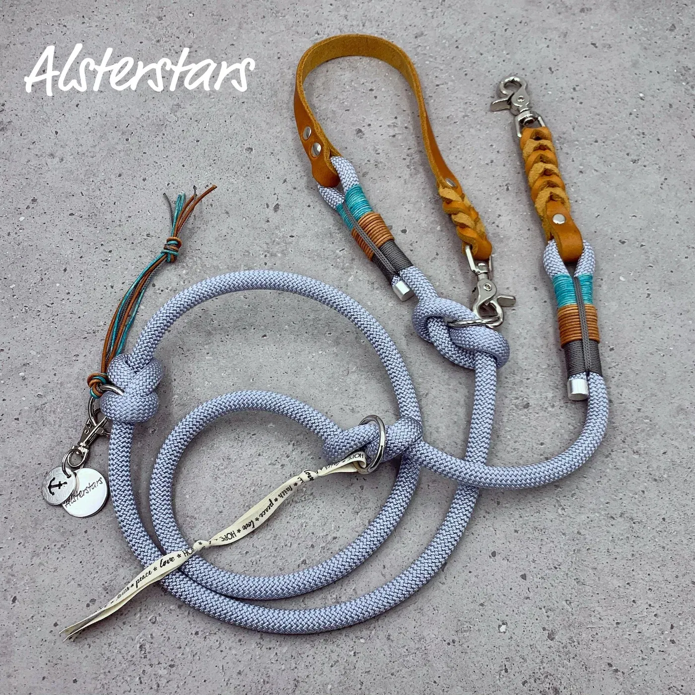 Hundeleine aus silbergrauem Tauwerk mit Enden aus geflochtenem, braunem Leder und mit Takling in blau, braun und grau