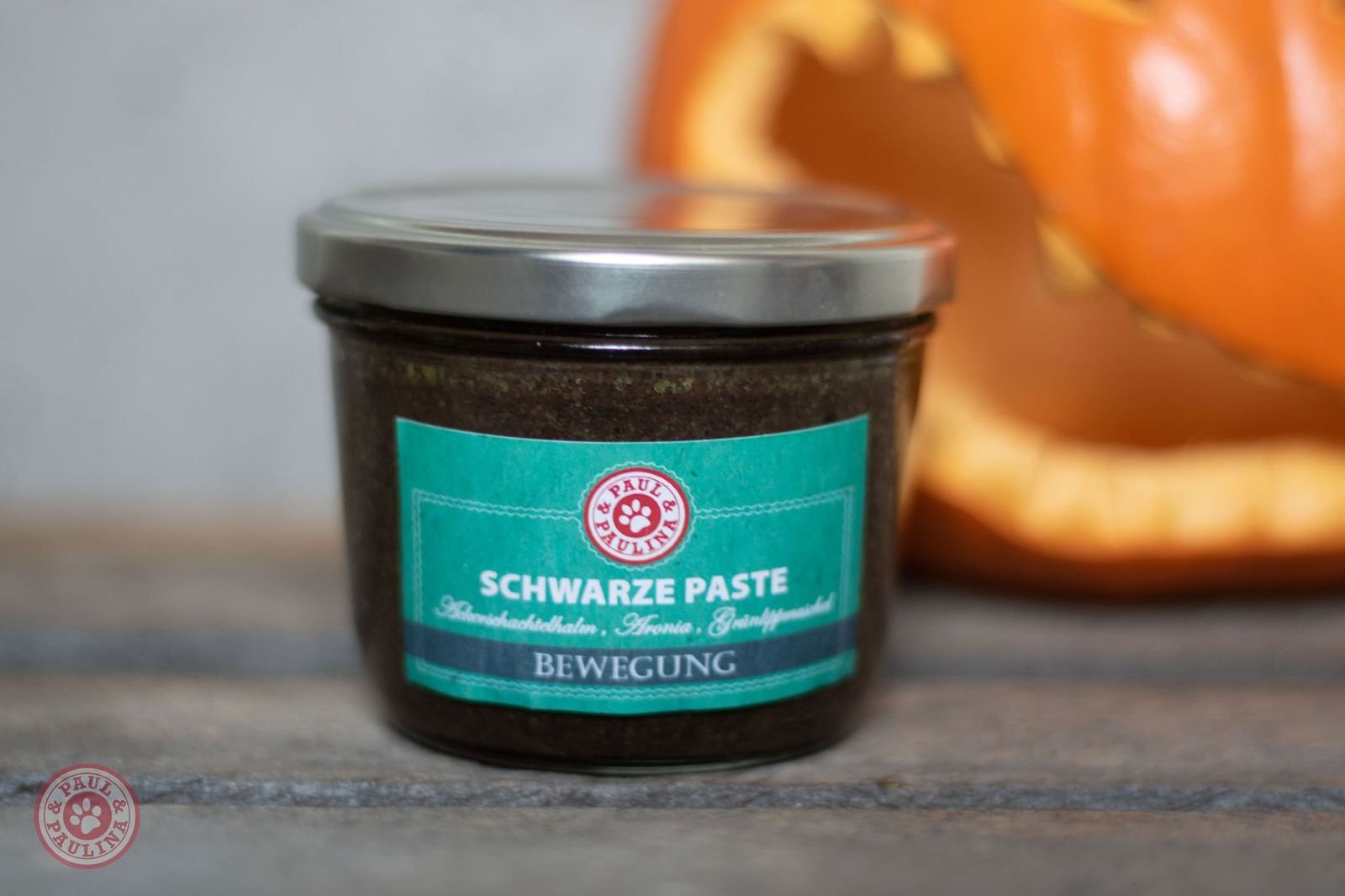 Schwarze Paste "Bewegung"