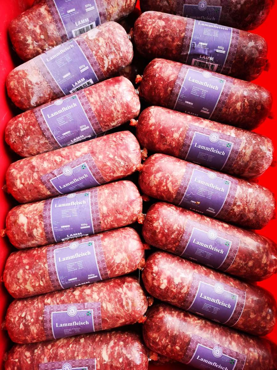 Gewolftes Lammfleisch in Rollen - Barf tiefgekühlt