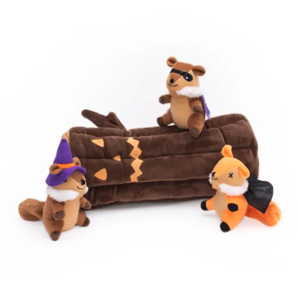 Halloween Baumstamm mit verkleideten Eichhörnchen