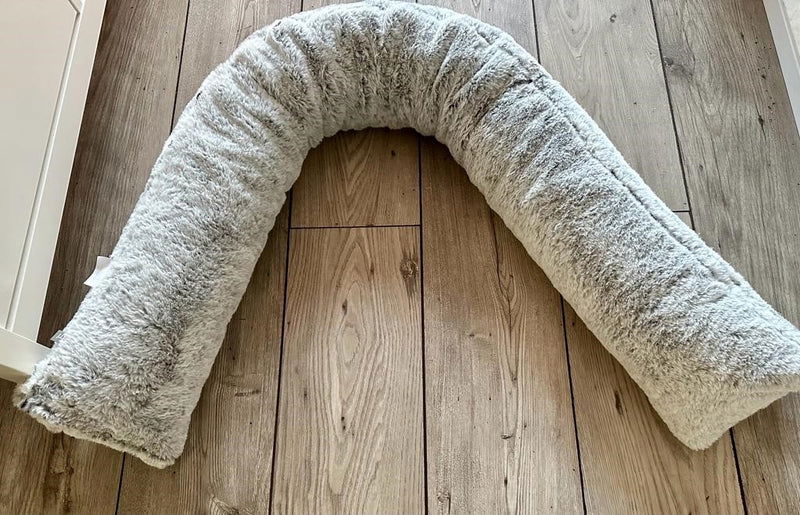 Langes Hundekissen, Rolle aus Plüschstoff