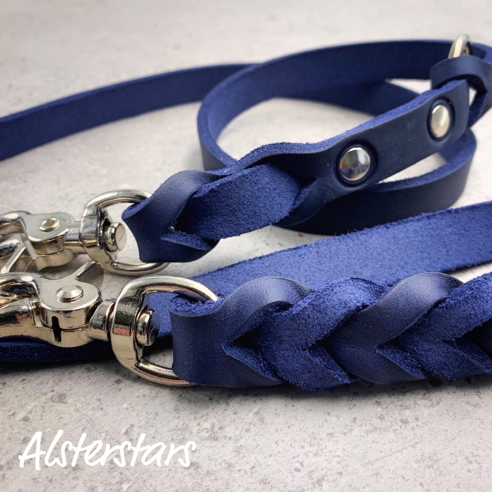 Hundeleine aus Fettleder in Blau mit silberfarbenem Karabiner