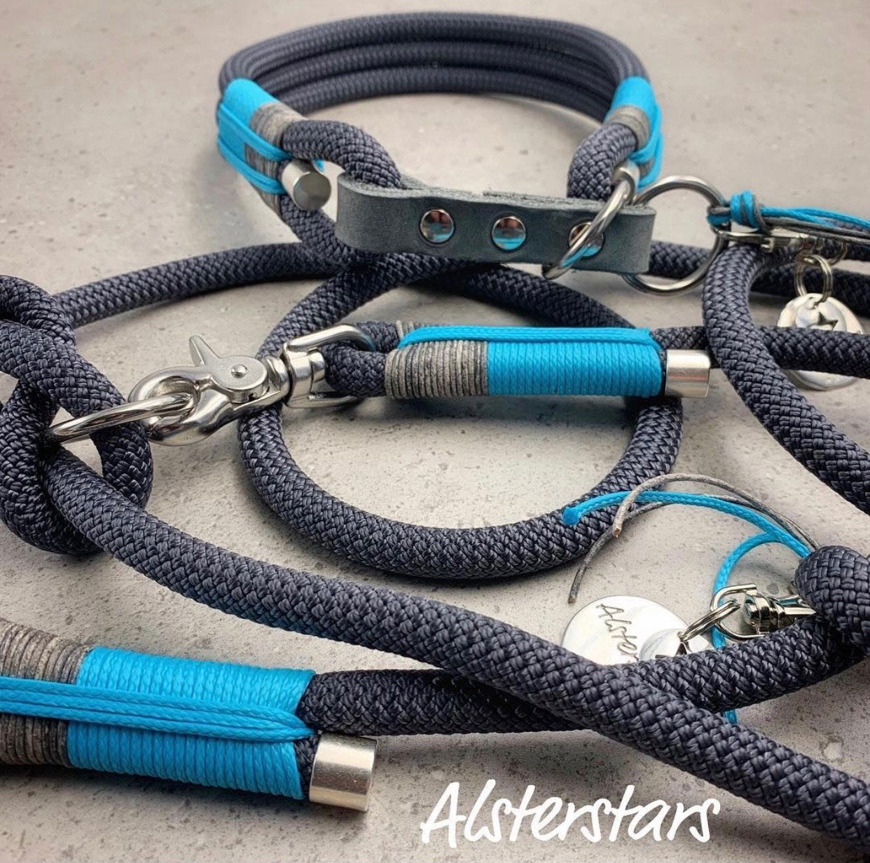 Hochwertiges, handgefertigtes Set bestehend aus einer Tauleine und einem Hundehalsband aus Tau und Leder in den Farben Blau-Grau